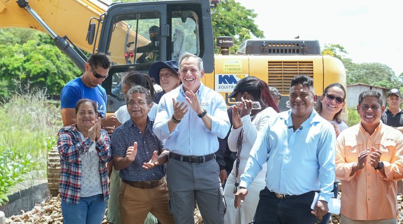 Prefectura del Guayas refuerza riberas y estructuras de contención en Milagro para enfrentar la época invernal.