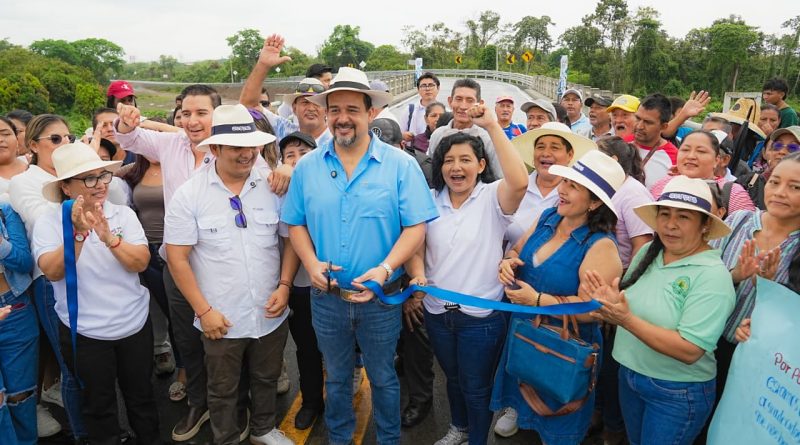 ¡DESPUÉS DE 25 AÑOS DE ESPERA, YA ES UNA REALIDAD! ENTREGAN NUEVO PUENTE SOBRE EL RÍO BACHILLERO EN ISIDRO AYORA¡